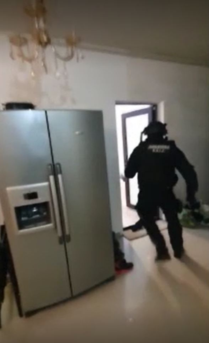 Clanul Toporaru din București a fost anihilat. Liderul și fiii săi au fost încătușați în urma unor percheziții care au fost filmate | FOTO