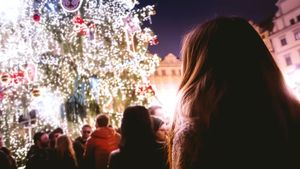 Ce prețuri sunt la Târgul de Crăciun de la Craiova. Cât costă o cană, o pereche de mănuși sau o căciulă