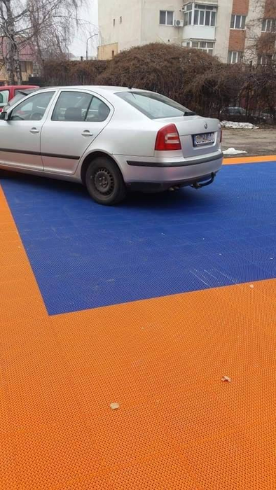 Pentru că și-a parcat mașina pe terenul de fotbal al liceului, cadrul didactic a fost amendat cu 200 de lei