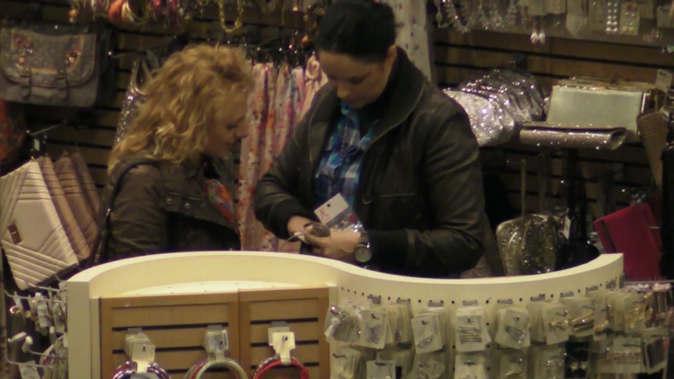 Andreea Marin a evitat in ultima clipa un incident neplacut! Grabita sa plece din magazin, era sa iasa prin vitrina!