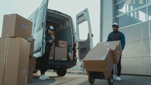 Gest de neînţeles al unui curier român! Ce a făcut după ce a furat coletele