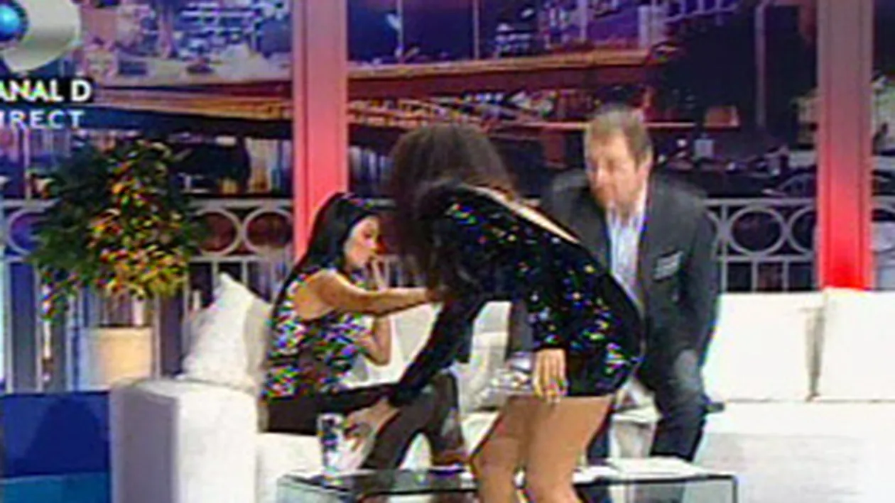 VIDEO Nu te-ai fi gandit niciodata ca gramatica limbii romane poate provoca astfel de reactii! Agnes i-a aruncat un pahar de apa in fata Andreei Bododel!