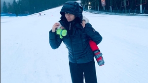 Elena Băsescu a ”evadat” cu micuții ei la munte! Imaginile bucuriei pe pârtie