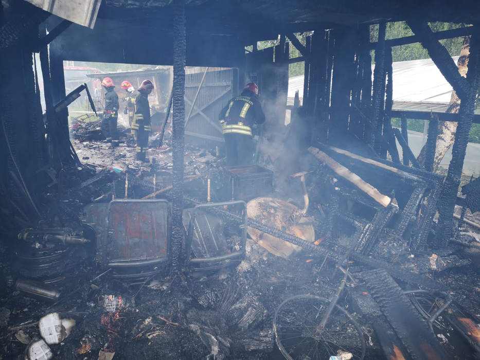 Tragedie. O familie din Moinești se zbate între viață și moarte, în urma unui incendiu care le-a ars casa și toată averea.