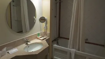 Trucul pe care nu-l știai! Ingredientele ieftine care te ajută să nu ți se mai aburească oglinda, atunci când faci duș