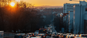 „Școala e la 900 de metri, dar elevii sunt aduși cu mașina”. Revolta bucureștenilor supărați pe părinții care blochează traficul