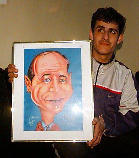Artistul și o caricatură mai veche a lui Traian Băsescu, de pe vremea când era primar al Capitalei