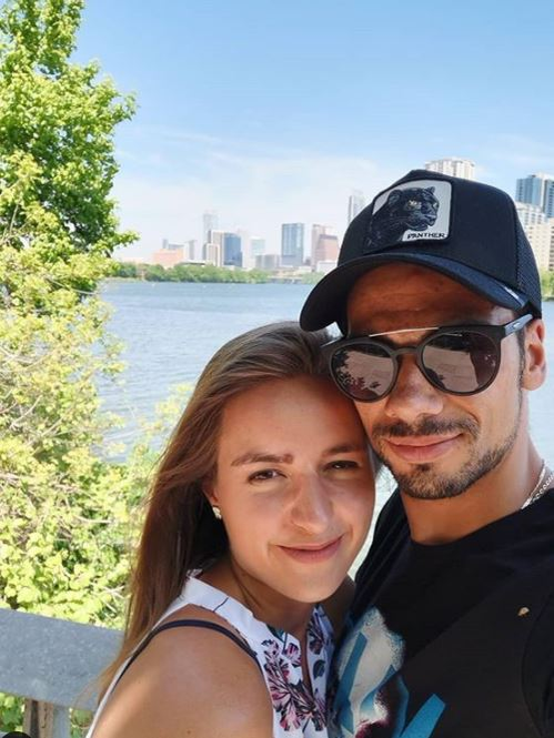 Un pilot din Moto GP se căsătorește cu sora lui vitregă! Care este povestea lor
