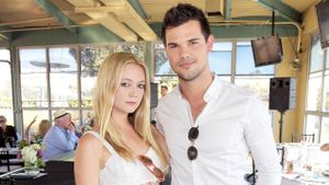Acest celebru actor din seria „Twilight“ a fost fotografiat în ipostaze intime cu iubita în valurile oceanului, de faţă cu toată lumea
