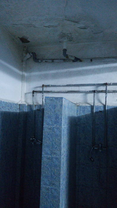 Dușurile unde apa caldă are program strict  (Foto: Europol)