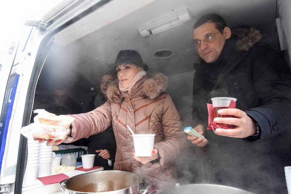 Oamenii străzii şi-au vândut pe băutură bocancii primiţi de la primarul Gabriela Firea!