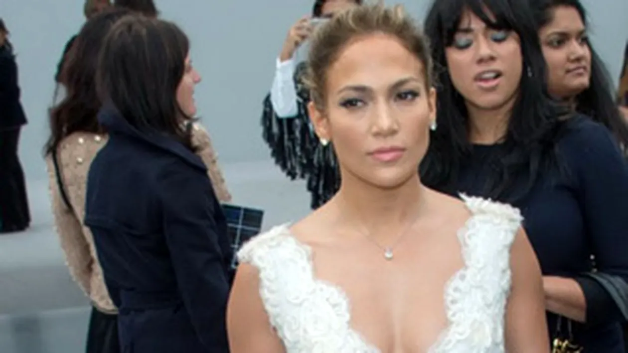 Creatia purtata de J.Lo a fost realizata manual, din dantela, casmir si fir de aur! Jennifer Lopez, sexy intr-o rochie Dana Budeanu, la prezentarea Chanel de la Paris!