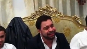 Ultima smecherie in materie de chefuri! Florin Salam le-a cantat live fara orchestra Perversului de pe Targu Ocna si prietenilor lui