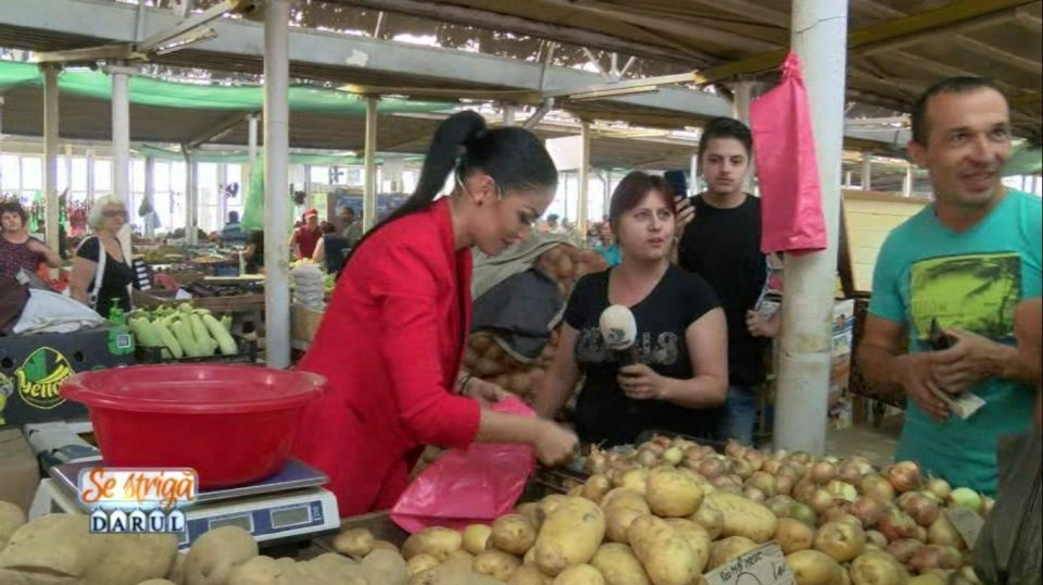 Cum a ajuns Andreea Mantea să vândă cartofi într-o piață din Craiova. Imaginile cu vedeta Kanal D au devenit virale