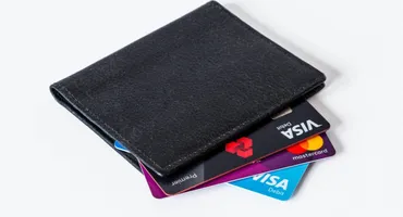 Noua taxă pentru românii cu card. Cum o pot evita