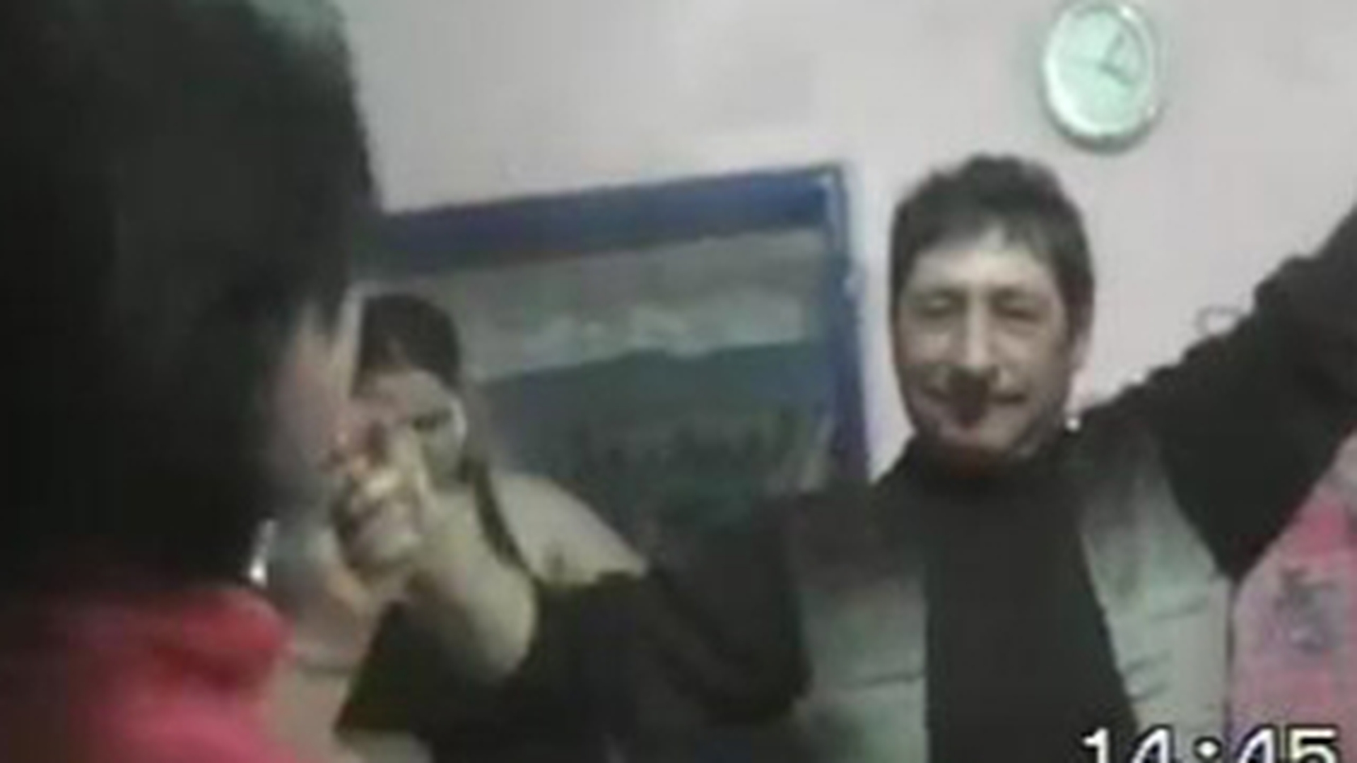 Habar n-ai sa te distrezi daca n-ai comis-o p-asta! 12 "tarani pursange", beti morti intr-o odaie de chirpici incing o hora si chiuie de crapa ferestrele - VIDEO DE LA TARA