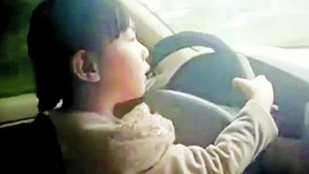 O fetita a condus pe o autostrada aglomerata din China