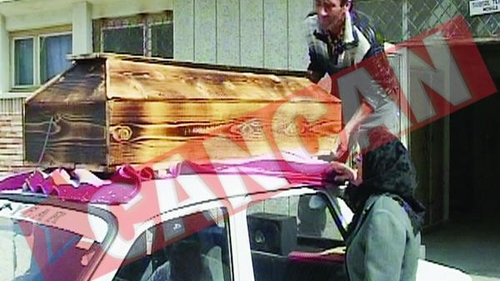 S-a spanzurat de dorul mamei