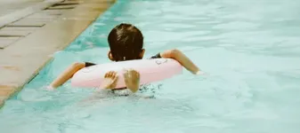 Copil cu dizabilități, exclus de la piscina taberei de vară. Părinții au dat în judecată organizatorii și au câștigat