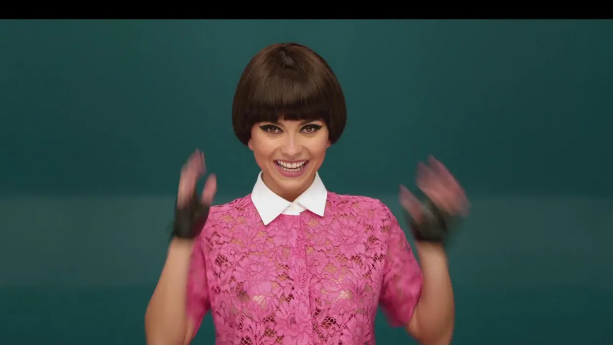 N-a pozat niciodata goala, dar de acum nu mai are niciun secret… pe sub bluza! E prima oara cand Inna isi arata sanii ASA!