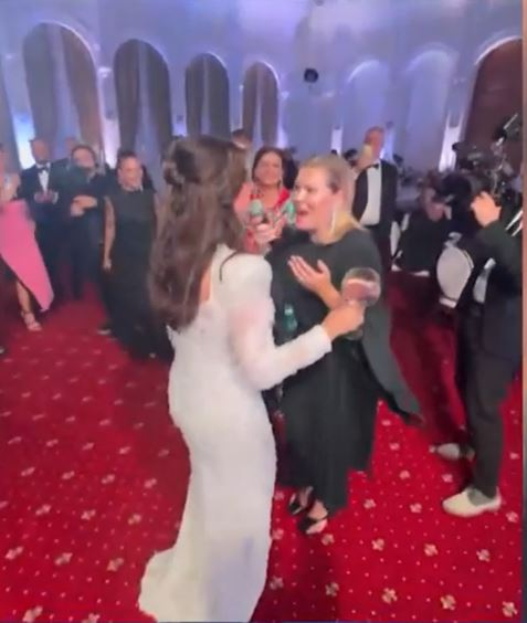 Gina Pistol a cântat la nunta Monicăi Bîrlădeanu cu Valeriu Gheorghiță! Așa n-ai mai văzut-o pe prezentatoarea MasterChef, de la PRO TV