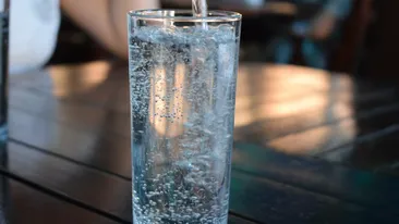 Apa carbogazoasă, nocivă sau nu?! Ce se întâmplă în organism dacă o consumi zilnic, potrivit specialiștilor