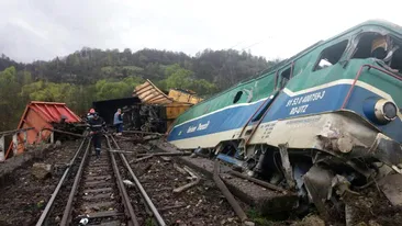 Imaginile groazei. Fotografii realizate la scurt timp după accidentul feroviar din Hunedoara soldat cu doi morţi!