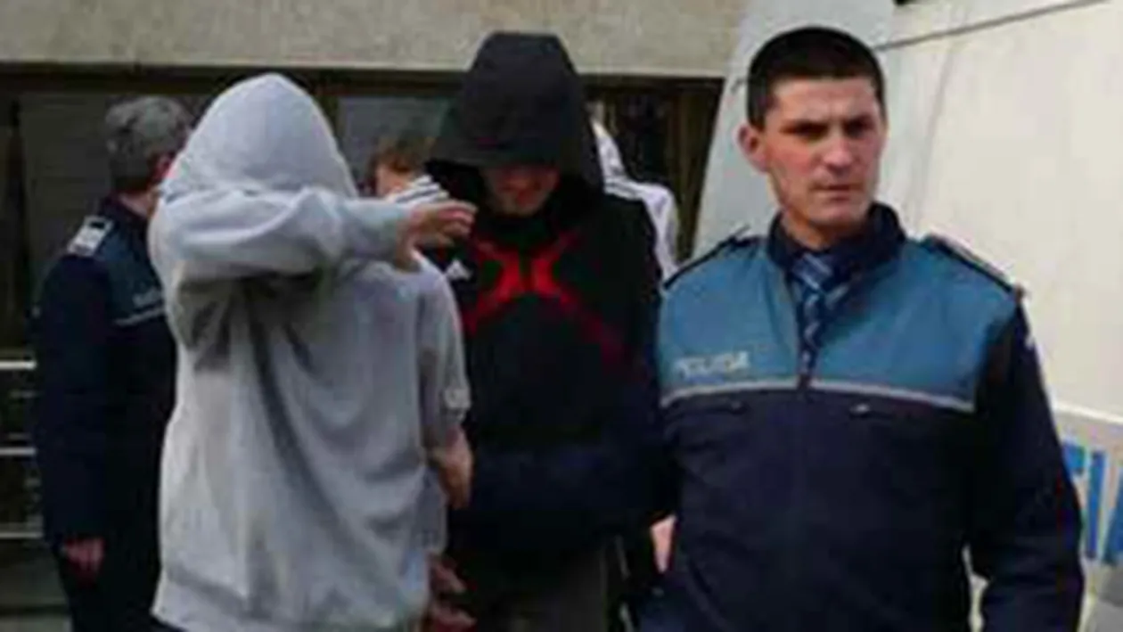 Doi tineri au fost prinsi de politie in timp ce jefuiau Casa de Pensii din Suceava!