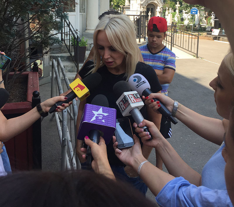Gest emoţionant făcut de Daniela Gyorfi. Ce a lăsat lângă sicriul Denisei Manelista