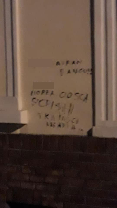 Casa memorială Avram Iancu din Târgu Mureş, mâzgălită cu mesaje obscene, care se încheie cu urarea „Trăiască Ungaria”