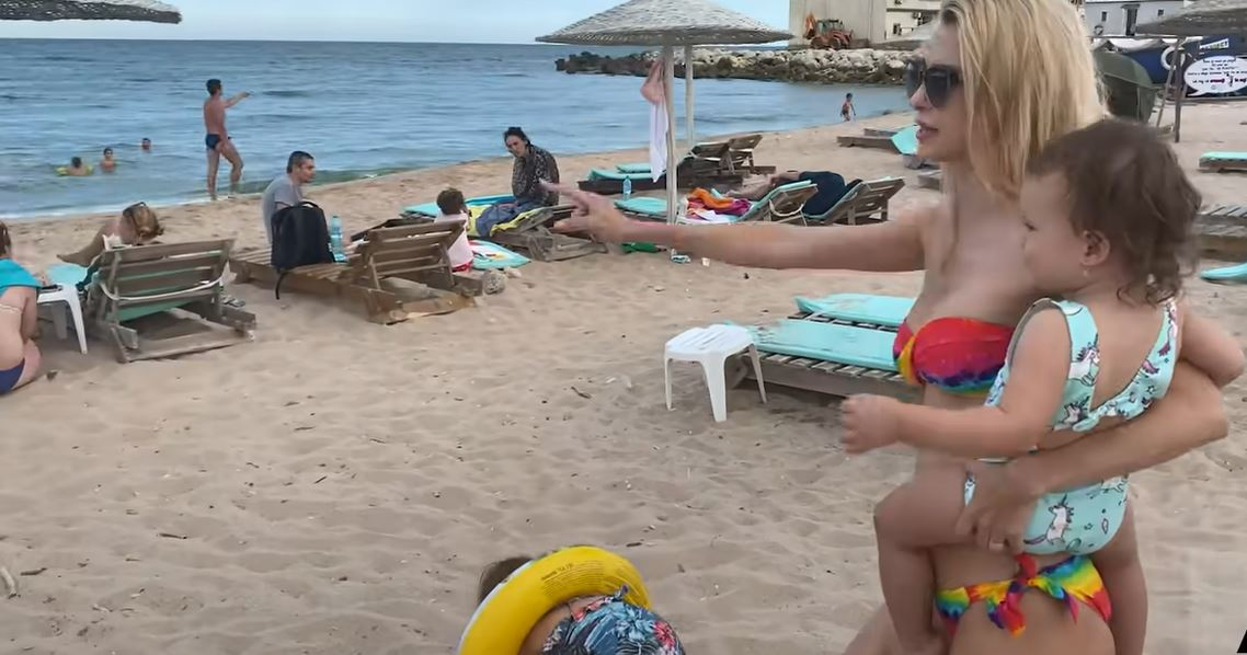 Andreea Bălan, gafă în timp ce se afla la piscină cu fiicele. I s-au văzut zonele intime prin costumul de baie alb și decupat | VIDEO