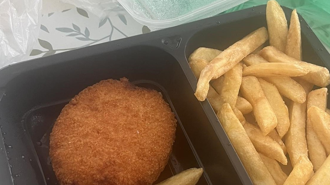 Ce a primit o clujeancă, după ce a comandat un Cordon Bleu cu cartofi prăjiți: "Trebuie să ajungă Piedone și pe aici!"