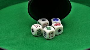 O seară de poker cu 15 persoane, oprită de polițiști. Unul dintre participanți trebuia să fie în carantină