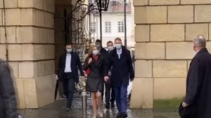 Cum a apărut Carmen Iohannis alături de președinte la slujba de Crăciun | VIDEO