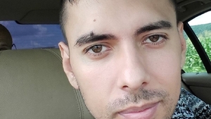 FOTO. Oltean reţinut de procurori, după ce şi-a atacat părinţii cu satârul şi a încercat să îşi scoată un ochi cu furculiţa