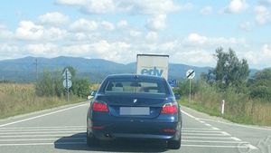 Nu te-ai fi gandit niciodata la asta! Ce numar de inmatriculare si-a pus acest roman la BMW-ul sau