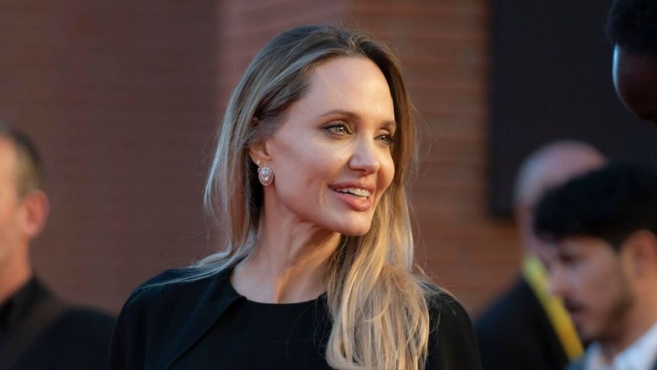 Angelina Jolie își dezvăluie cicatricile rămase după mastectomie. Mesajul emoționant al actriței