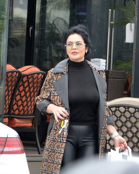 Ioana Năstase, super sexy în mall chiar înainte să fie pălmuită de soț! Și-a scos nurii la vedere