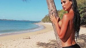 Daniela Crudu și-a schimbat iar silicoanele la întoarcerea din Madagascar