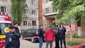 Tragedie cumplită! O mamă s-a aruncat de la etaj împreună cu cei doi copii de 3 și 6 ani. Ce au găsit anchetatorii în mașina femeii