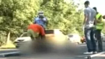 VIDEO Un motociclist aproape decapitat dupa ce un sofer a vrut sa intoarca pe linia continua!