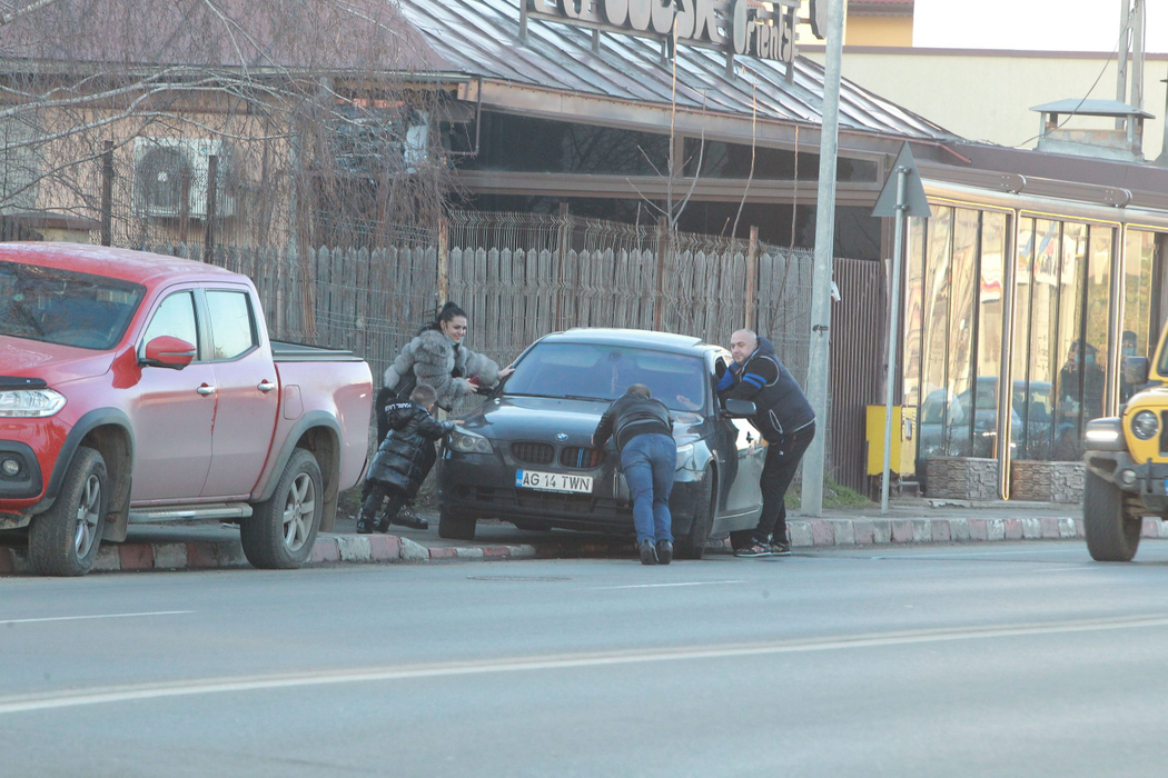 Leo de la Strehaia a rămas cu BMW-ul în drum și este ajutat să-l urce pe trotuar