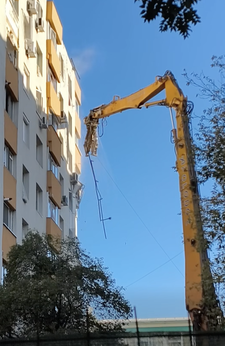 A început demolarea blocului afectat de explozia din Rahova. Primele imagini + planul autorităților