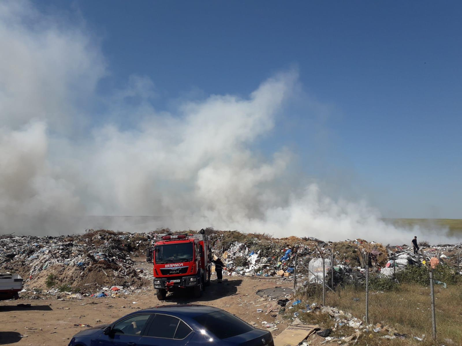 Incendiu puternic la goapa de gunoi din Caracal