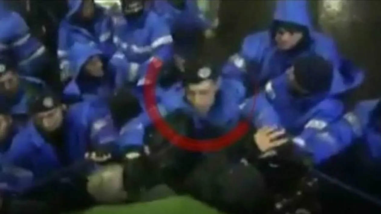 Cât de bogat este jandarmul care a lovit un protestatar! Şerban Răducu are un salariu pe masura