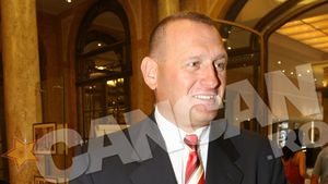 Viorel Catarama nu s-a dat de trei ori peste cap, dar a intinerit brusc, dupa liftinguri. Sotia Adina Alberts l-a operat?