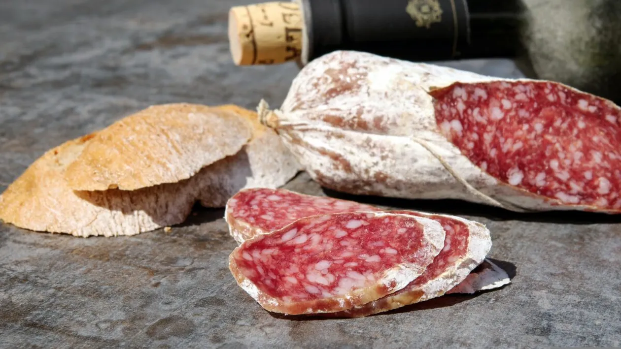 Ingredientul banal pe care polonezele îl pun în salamul de casă. Îl face mai suculent ca niciodată