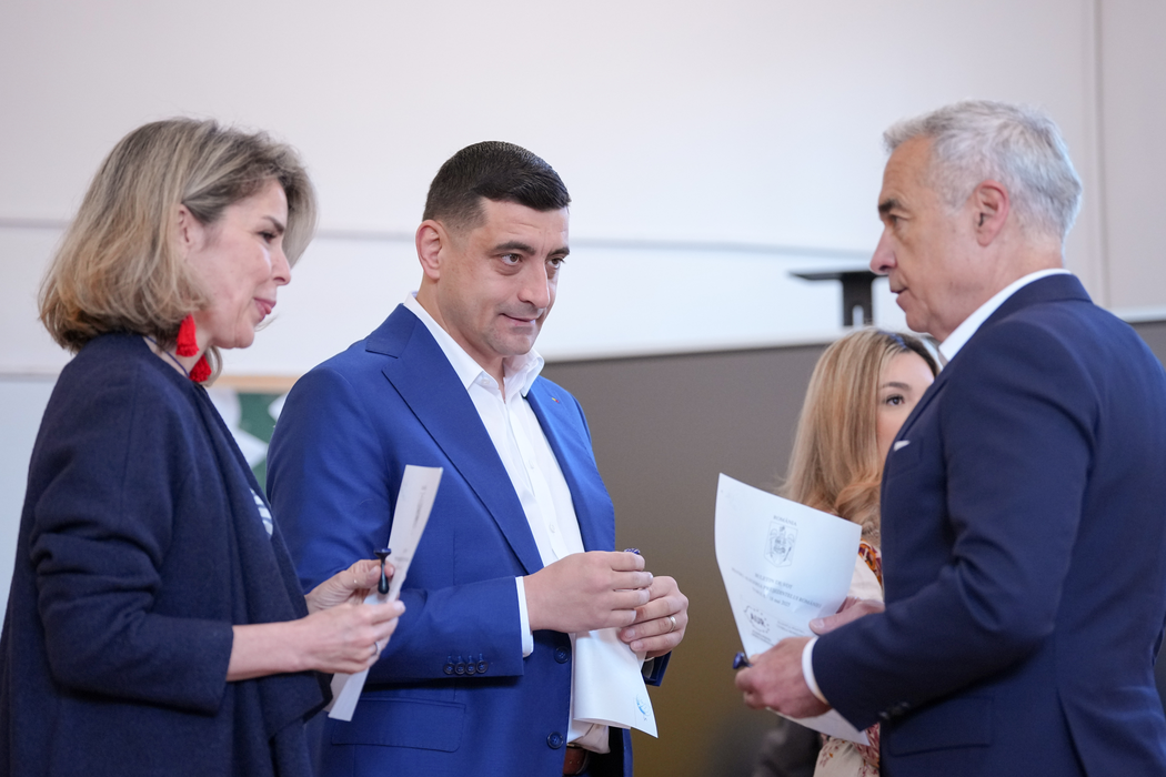 Cristela Georgescu (S) si Calin Georgescu (D), alaturi de George Simion, candidatul Aliantei pentru Unirea Romanilor ( AUR) la alegerile prezidentiale, isi exercita dreptul la vot, in cadrul celui de-al doilea tur al alegerilor prezidentiale, in Bucuresti, duminica, 18 mai 2025. ANDREEA ALEXANDRU/MEDIAFAX FOTO