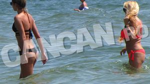 Doamnelor, nu vă lasaţi bărbaţii să vadă aceste imagini! Leta şi cu Nicoleta, ”pericole publice” pe plaja din Mamaia!