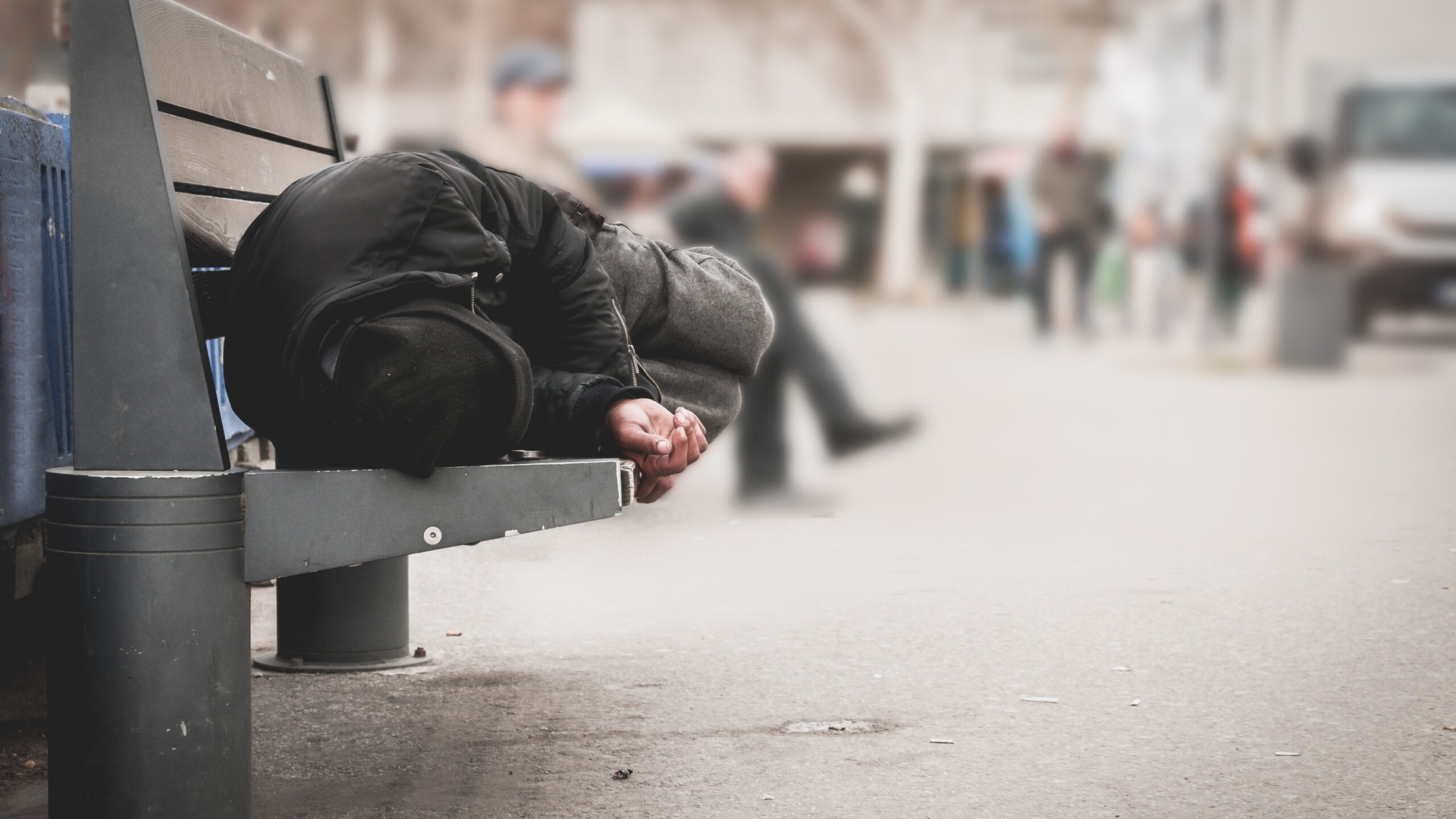 Povestea tânărului de 32 de ani care a renunțat la viața de lux și a ajuns să trăiască pe străzi, cu doar 14 dolari pe zi